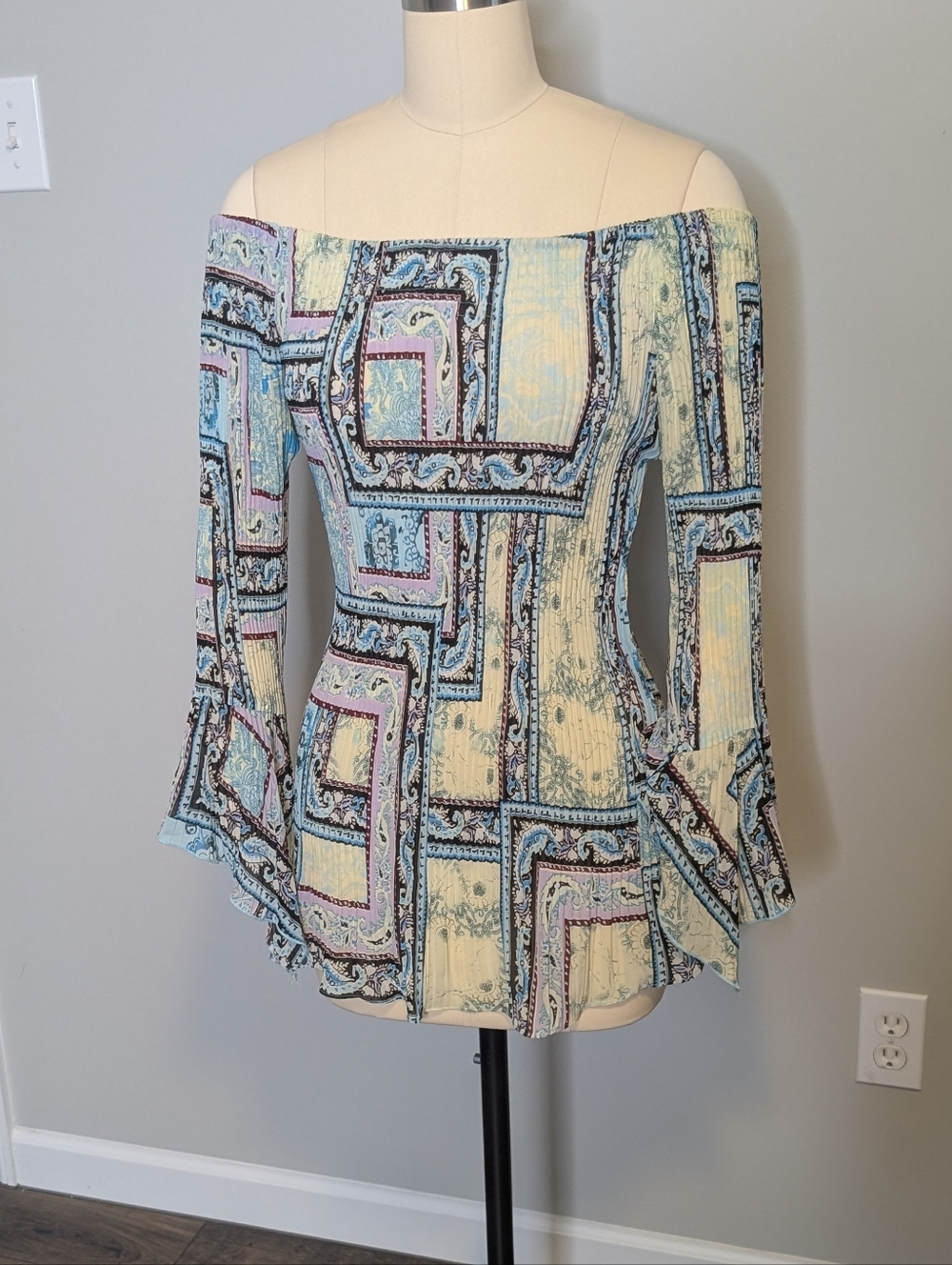 Essentials By Milano 70s Off-the-Shoulder Bell-Sleeve Top in Pastel Size Medium